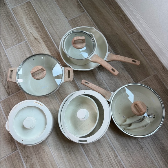 17 piece Cream Cookware Set with Glass Lids